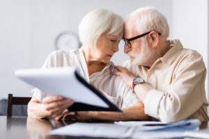 concept of finances impacting divorce for couples